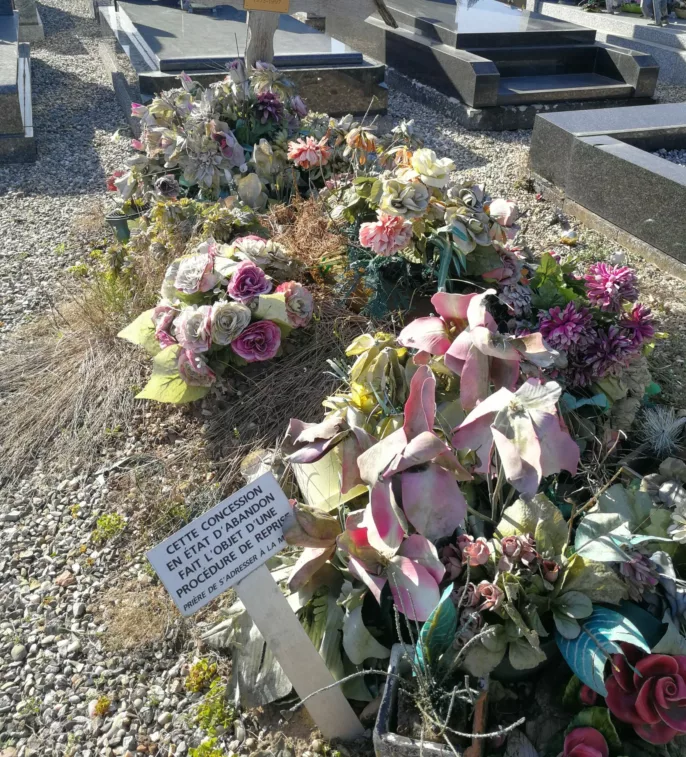 une tombe abandonnée dans un cimetière