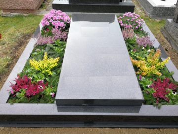 Tombe fleurie pour la toussaint par éternel jardin à Hoerdt Tombe fleurie pour la toussaint et nettoyer par éternel jardin à Hoerdt dans le bas-rhin