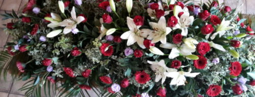 les gerbes. les dessus de cercueil. les bouquets de deuil.