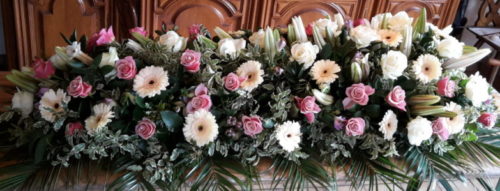 les gerbes. les dessus de cercueil. les bouquets de deuil.