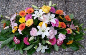 les gerbes. les dessus de cercueil. les bouquets de deuil.