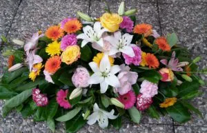 les gerbes. les dessus de cercueil. les bouquets de deuil.