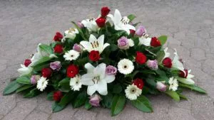 les gerbes. les dessus de cercueil. les bouquets de deuil.