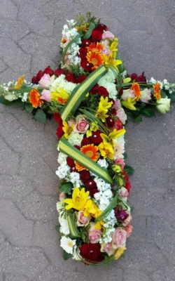 croix mortuaire en fleurs fraiche