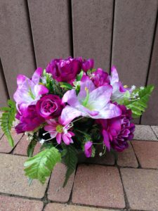 coupe ronde de couleur fuchsia dans un pot lesté