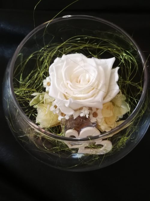 Rose éternelle blanche & crème dans vase boule – Image 2
