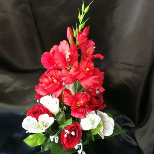 coupe de fleurs artificielles rouge dans coupe lesté pour cimetière