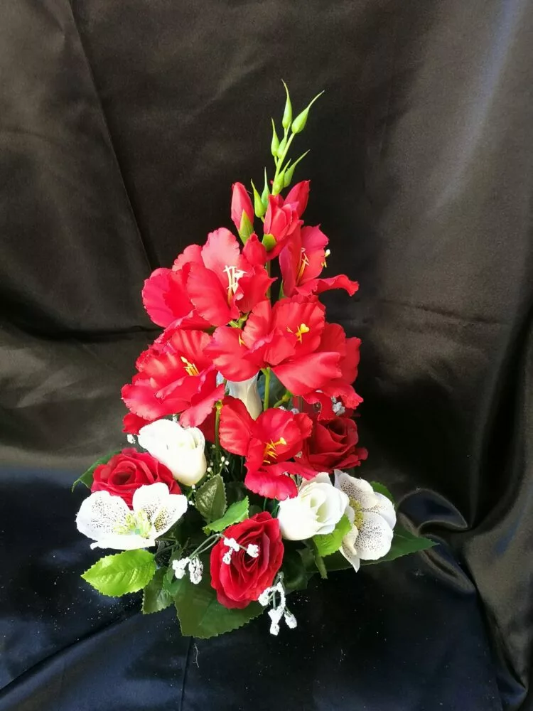 coupe de fleurs artificielles rouge dans coupe lesté pour cimetière