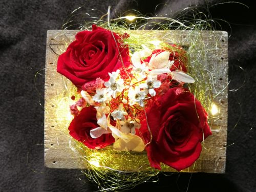 4 Roses éternelles rouge, socle en bois et contenant en verre