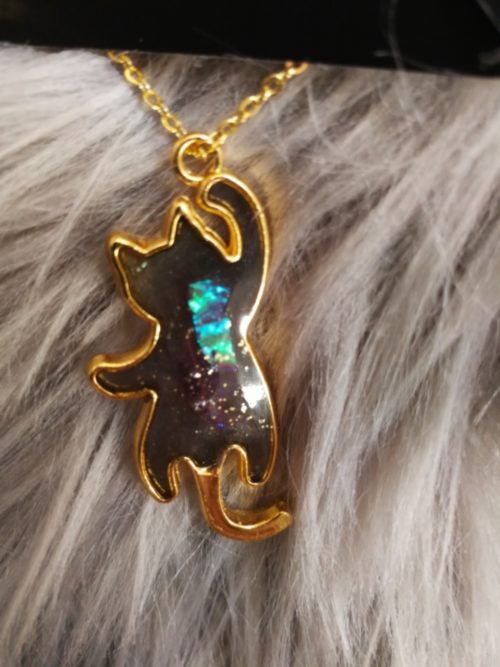 Collier chat debout