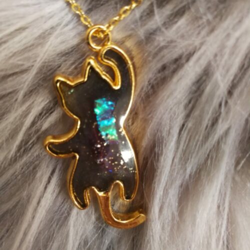 Collier chat debout