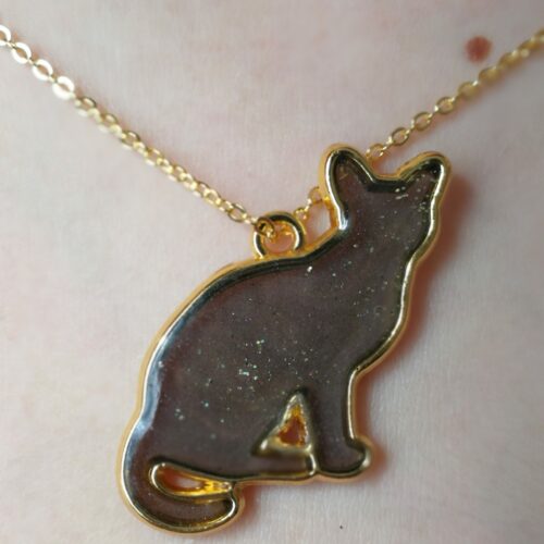 Collier chat assis