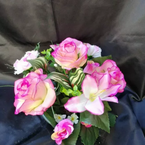 coupe de fleurs artificielles rose dans coupe lesté pour cimetière