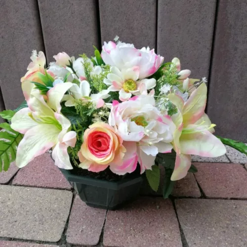 coupe de fleurs artificielles rose pale dans coupe lesté pour cimetière