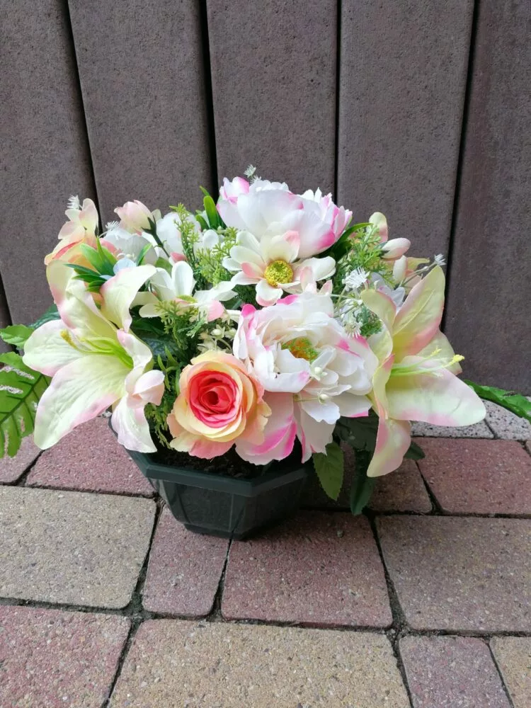 coupe de fleurs artificielles rose pale dans coupe lesté pour cimetière