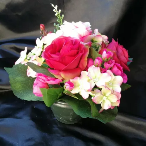 coupe de fleurs artificielles fushia et rose pale dans coupe lesté pour cimetière