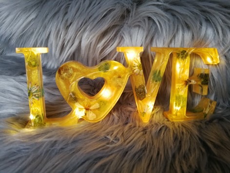 Love doré lumineux en résine, décoration à poser