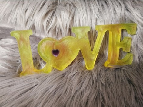 Love jaune en résine, décoration à poser