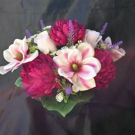 Coupe de fleurs artificielles fushia et rose clair dans un pot lestée pour cimetière