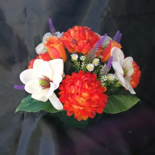 coupe de fleurs artificielles orange dans coupe lesté pour cimetière