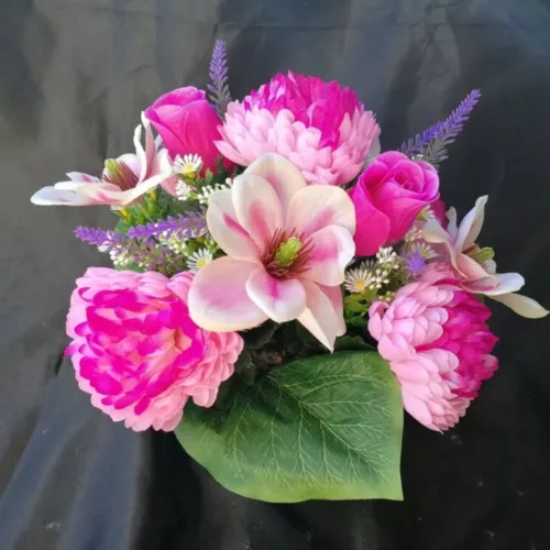 coupe de fleurs artificielles rose dans coupe lesté pour cimetière