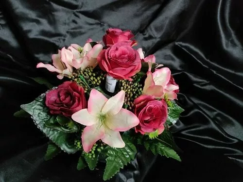 coupe de fleurs artificielles fushia dans pot lesté pour cimetière