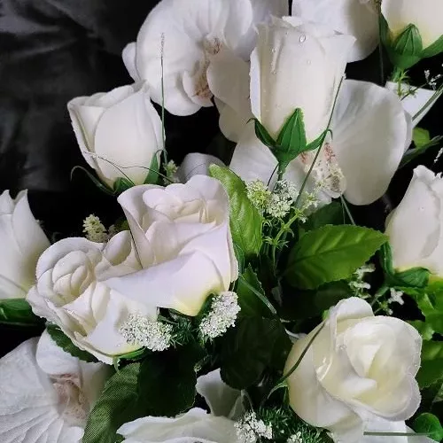 gros plan sur coupe de fleurs artificielles blanches dans pot lesté pour cimetière