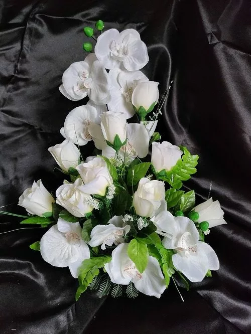 coupe de fleurs artificielles blanches dans pot lesté pour cimetière