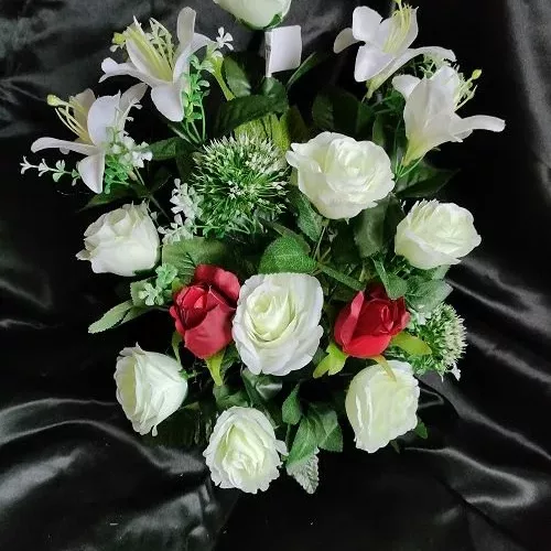 coupe de fleurs artificielles blanche et rouge dans pot lesté pour cimetière