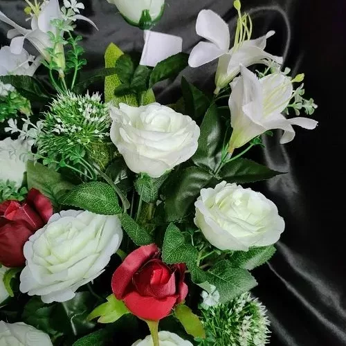 coupe de fleurs artificielles blanche et rouge dans pot lesté pour cimetière