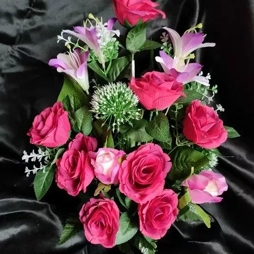 coupe de fleurs artificielles fushia dans pot lesté pour cimetière
