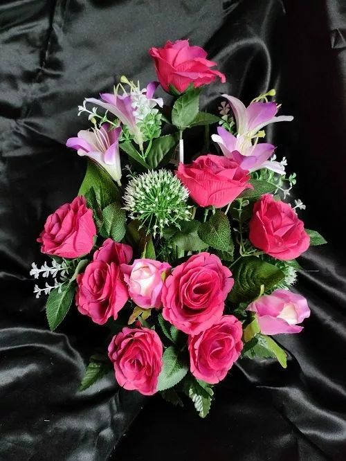 coupe de fleurs artificielles fushia dans pot lesté pour cimetière