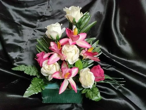 Jardinière de fleurs artificielles rose et blanche dans pot lesté pour cimetière