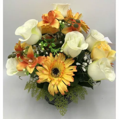 Coupe de fleurs artificielles jaune orange dans un pot lestée pour cimetière