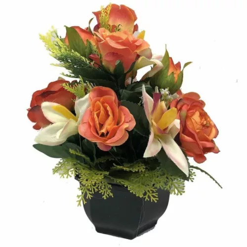 Coupe de fleurs artificielles orange dans un pot lestée pour cimetière